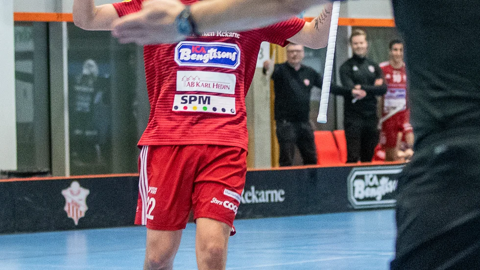Strängnäs Adam Nilsson skadade knät under lördagens match och kan nu bli borta i flera veckor. 