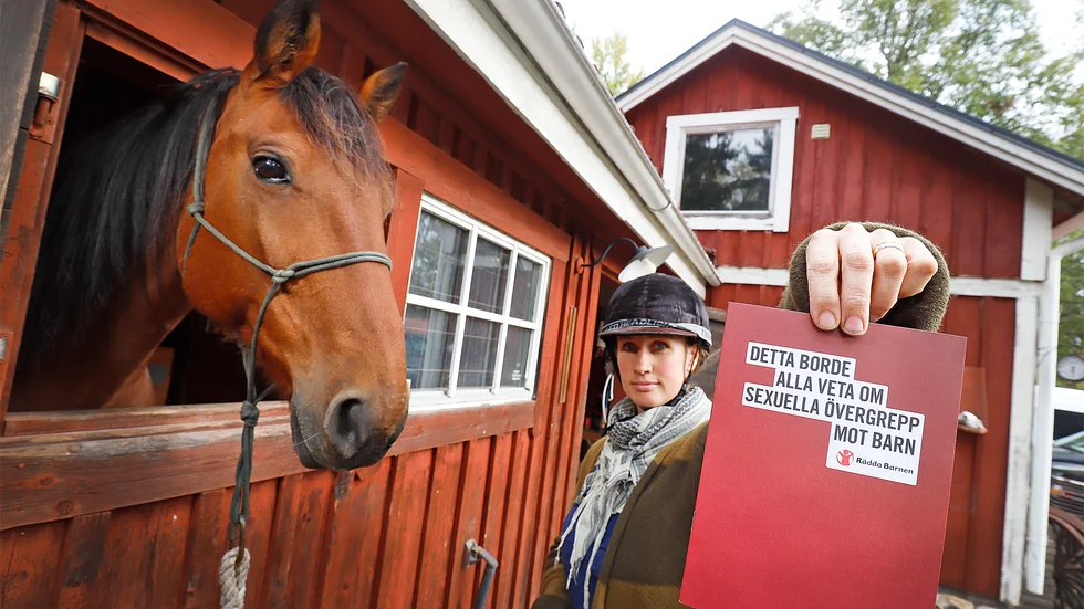Fyra dagar beräknas ritten från Stallarholmen till Stockholm ta. På vägen ska Jennie Porsbjer prata med människor hon möter och dela ut Rädda Barnens broschyr om sexuella övergrepp mot barn.