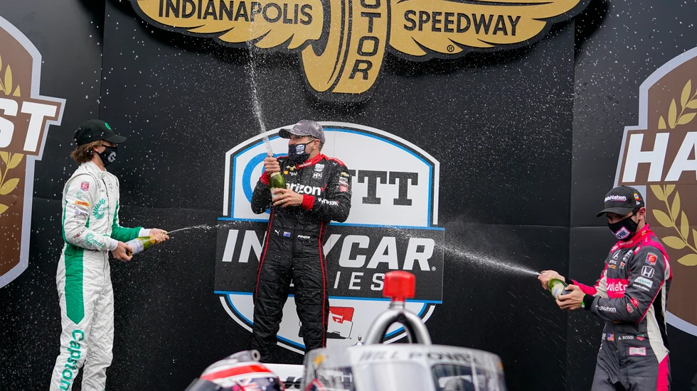 Trean Colton Herta, ettan Will Power och tvåan Alexander Rossi firar sina pallplatser i Indianapolis.