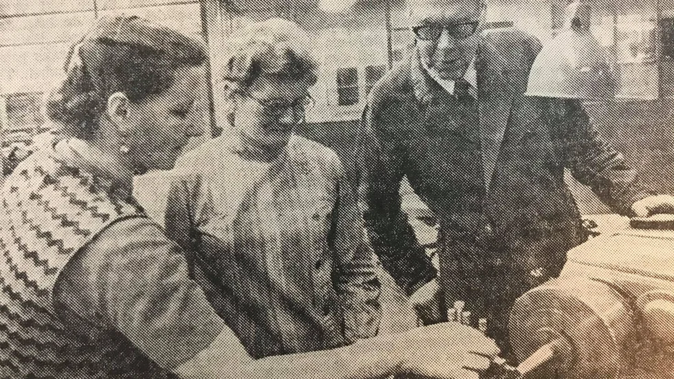 Kuriren för 50 år sedan: Irmeli Reinikka och Elvi Ojala bekantar sig med supportsvarven tillsammans med yrkeslärare Walter Kårdén, som bara har gott att säga om sina kvinnliga elever.