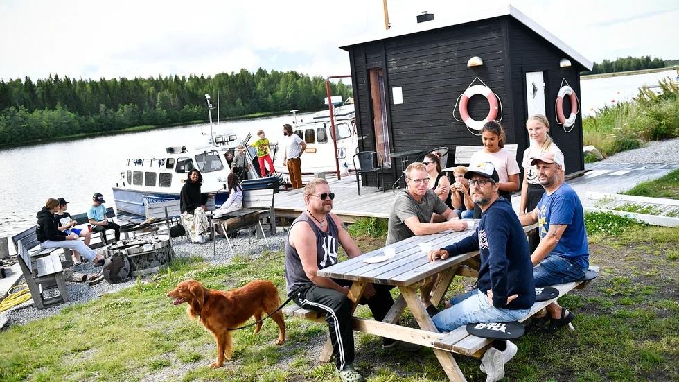Örvikens båthuscafé har uteservering intill bryggorna med utsikt över havet.

