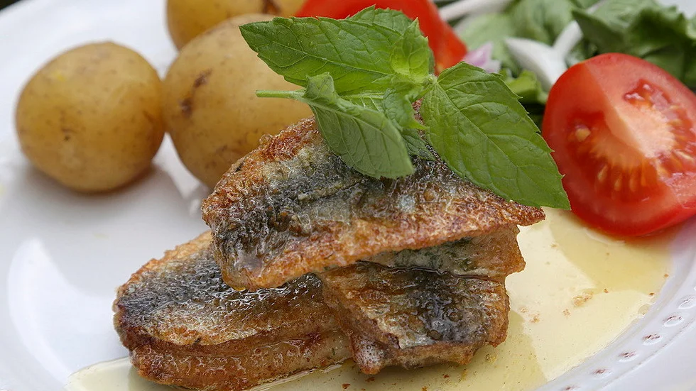 För ny smak på strömmingen, krydda med färsk mynta och skya med smör.