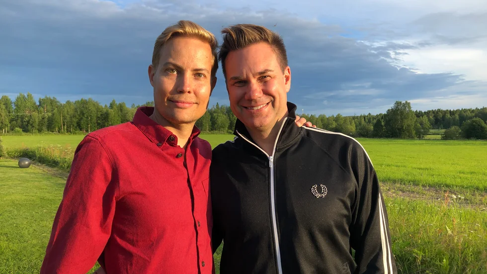 Henrik Alsterdal har släkt i byn Karungi utanför Haparanda och visar nu upp Tornedalen för första gången till partnern Anders Pihlblad.
