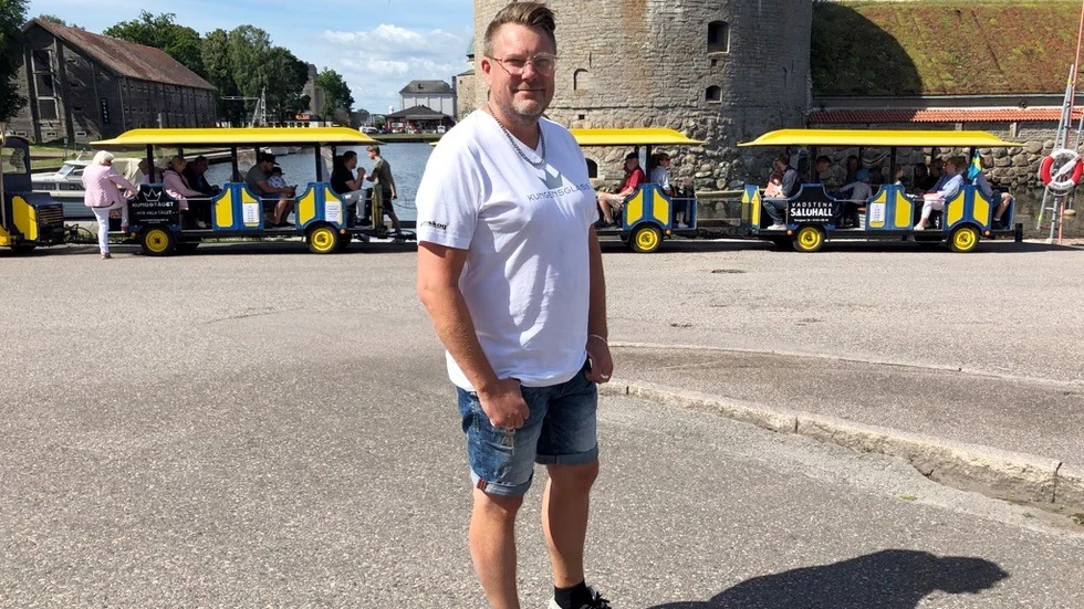 De planerade tågturerna till Tyckligebadet utgår från parkeringen vid slottet.