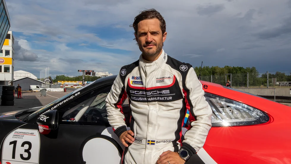 Efter nästan 22 månaders uppehåll är prins Carl Philip tillbaka på racingbanan.