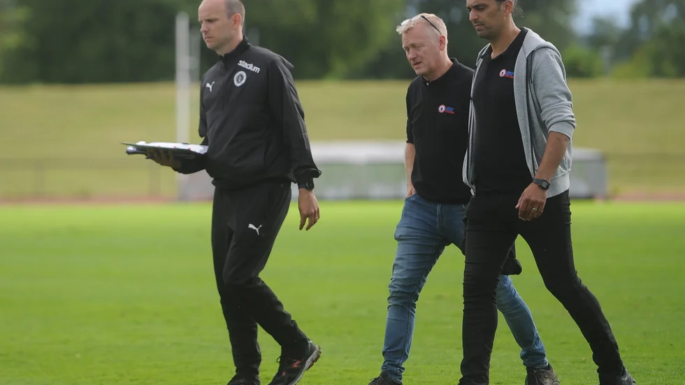 Jan Melle längst till höger får sparken av Nyköpings BIS efter lagets tunga start