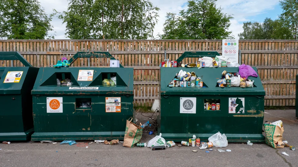 Även i Vittangi vittnar många bybor om återkommande problem med överfulla containrar och dålig städning.