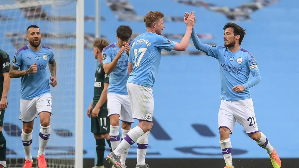 Manchester Citys David Silva, till höger, jublar efter sitt frisparksmål mot Newcastle.