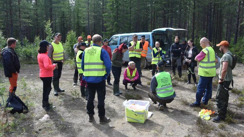 Ett 30-tal personer deltar i skallgången som Missing People tagit initiativ till på onsdagen. Man samlades vid 15-tiden på eftermiddagen för genomgång.