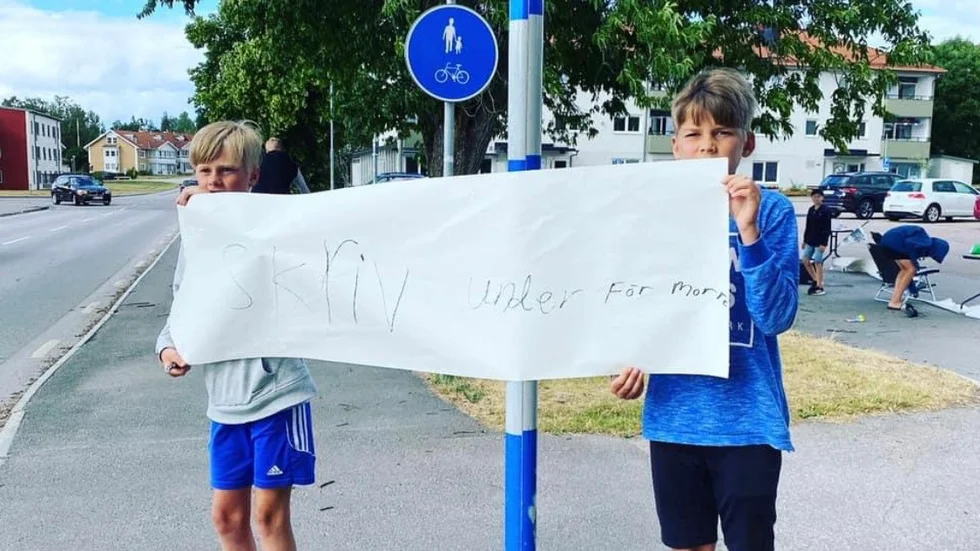 Murtezas kompisar ställer upp. Barnen kan inte skriva under namninsamlingen för att de är under sexton men de uppmanar de vuxna att skriva under. 