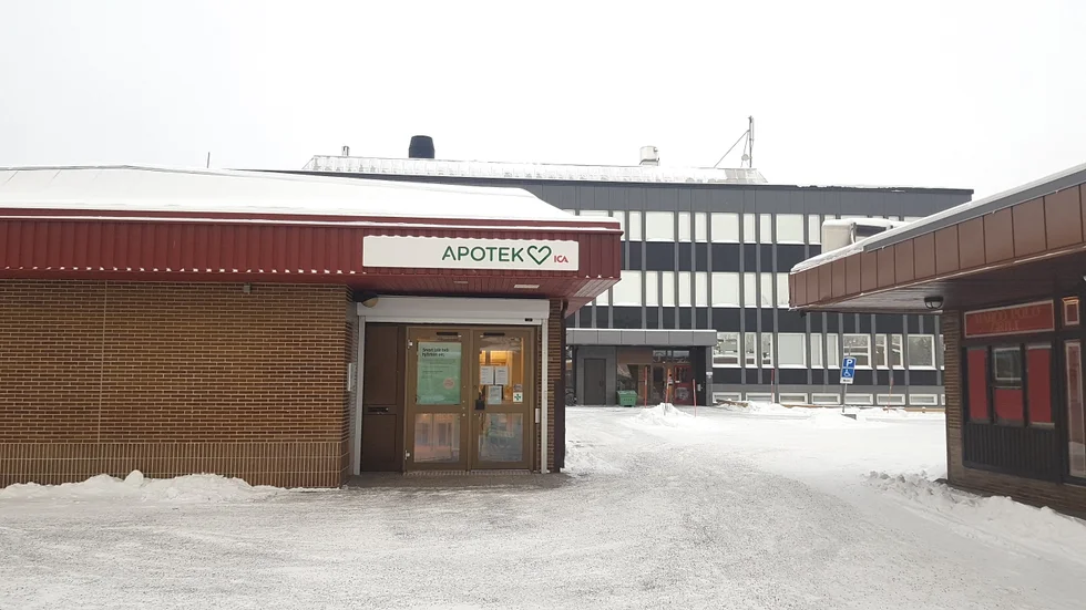 Apoteket på Mjölkudden har i många år servat närboende. Nu har Ica-gruppen, som äger Apoteket Hjärtat, beslutat att stänga Mjölkuddens apotek och hänvisar till det nya på Skutviken.