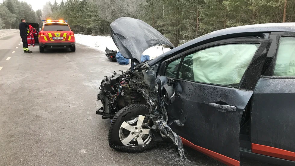 En man i 60-årsåldern, hemmahörande i Hultsfreds kommun, ska enligt polisen ha drabbats av ett blodtrycksfall, tuppat av och kört över på fel sida av vägen.