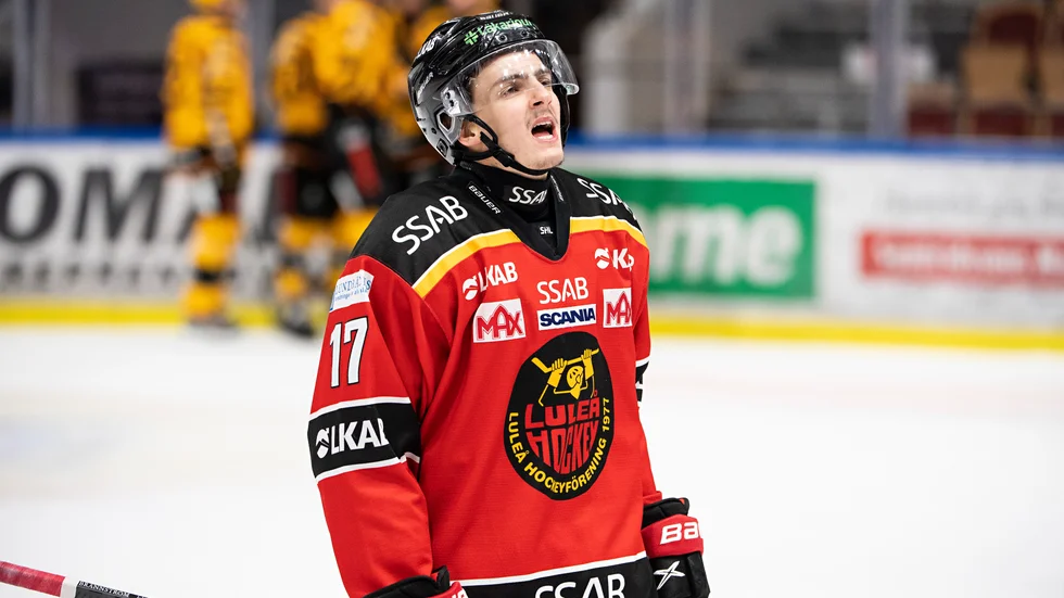 Isac Brännström deppar efter ett Skellefteåmål i derbyt.