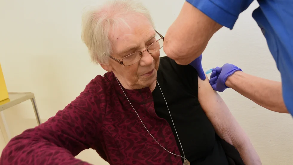 Under onsdagen drog Region Östergötland igång vaccinationen mot covid-19 till hemtjänsttagare. På bilden är det Kerstin Joelsson, 86, som får sin första spruta av distriktssköterskan Maivor Falkerby.