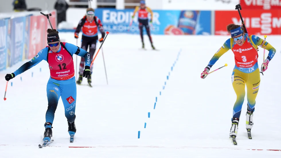 Julia Simon slår Hanna Öberg i spurten i Antholz.