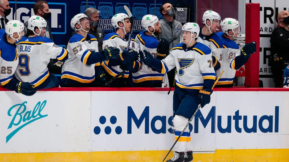 Oskar Sundqvist nätade två gånger om för St. Louis Blues i premiärvinsten av årets NHL-upplaga.
