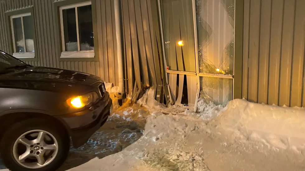 A-traktorföraren uppgav att gasen hakat upp sig varpå han körde in i Telemäklarhusets vägg som blev ordentligt demolerad.