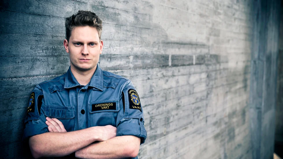 Mattias Elb är uppväxt i Västervik, men direkt efter studenten flyttade han till Stockholm. "Västervik var en bra stad att växa upp i, lugnt och skönt. Jag flyttade främst för att söka jobb" berättar han. 