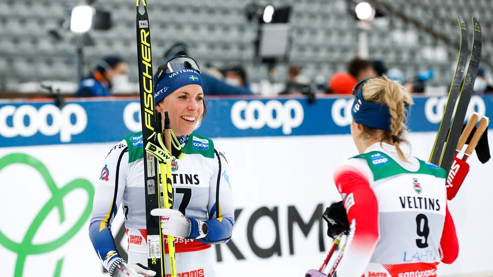 En glad Charlotte Kalla i samspråk med segraren Therese Johaug i Lahtis.