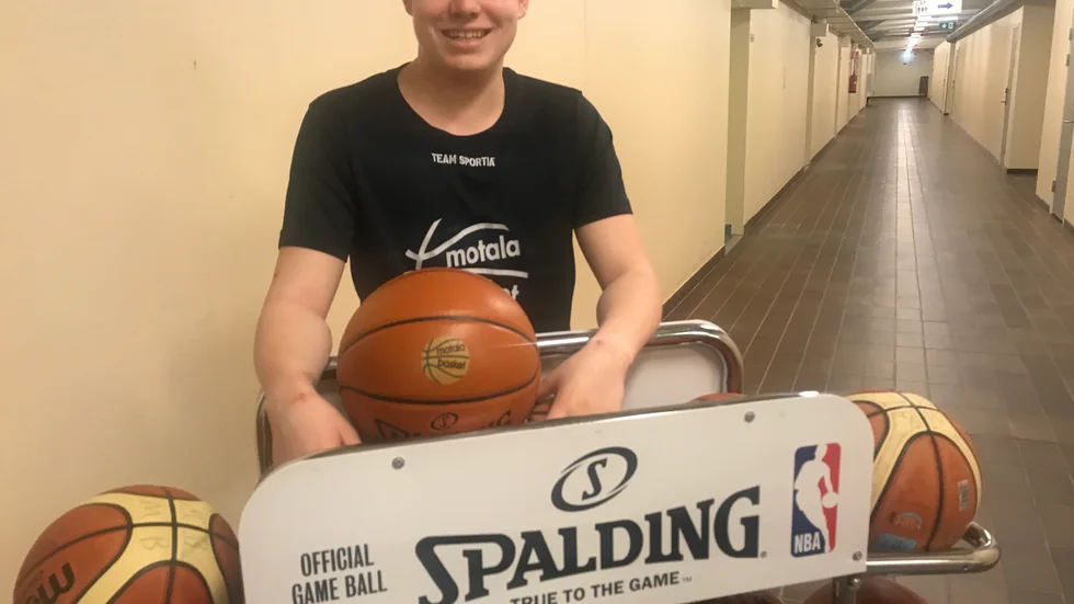 Basket är Henrik Wahlstrand Hyvönens passion. 18-åringen, som ännu inte gått ut gymnasiet, är ny ordförande i Motala basket. Drömmen är en baskethall i Motala. Det kan uppnås genom den egna cupen.