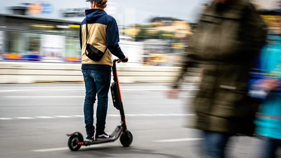 Att tillåta elsparkcyklar är enligt kommunens hemsida under nationell utredning, menar skribenten.