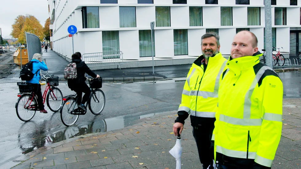 Det gäller långt i från alla, men just cyklister och fotgängare har mycket att lära om trafik och regler och hänsyn, menar Samuel Deivard och Patrik Johansson.