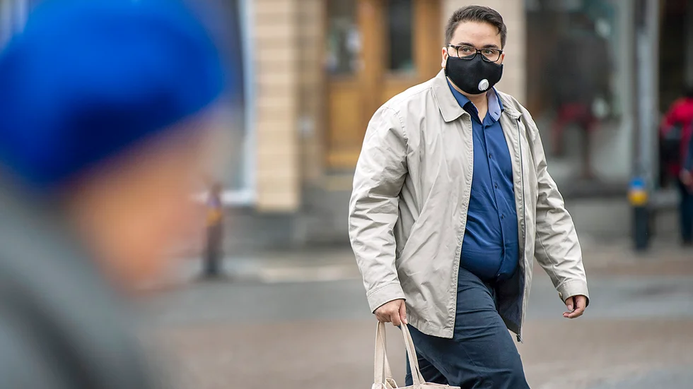 Skribenten menar att smittan kan minskas om vi gör som i Frankrike.