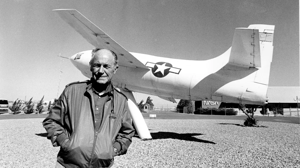 Chuck Yeager framför det Bell X-IE-plan som han 1947 bröt ljudvallen med. Bild från 1985.