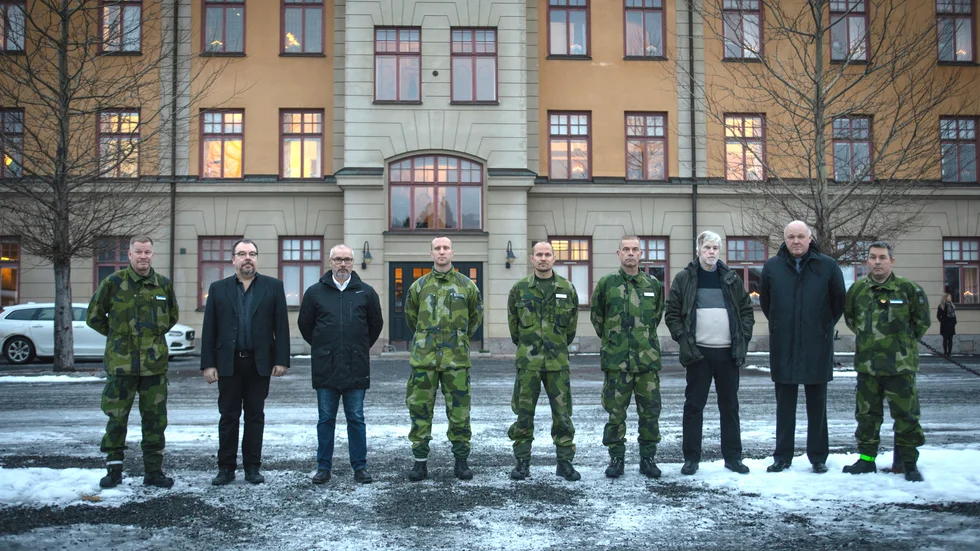 Fr.v: Ställföreträdande regementschefen Nils Johansson, kapten Tomas Ekström och  major Mikael Keisu som båda avtackats med ålderspension, fanjunkare Andreé Gillberg, kapten Tomas Vestman och förvaltare Esko Hakasalo som alla tre avtackats för att de ska tjänstgöra vid annat förband i Försvarsmakten samt löjtnant Michael Svedhamre och major Ben Påhlsson som avtackades med ålderspension, Längst till höger regementsförvaltare Ted Strömbäck.