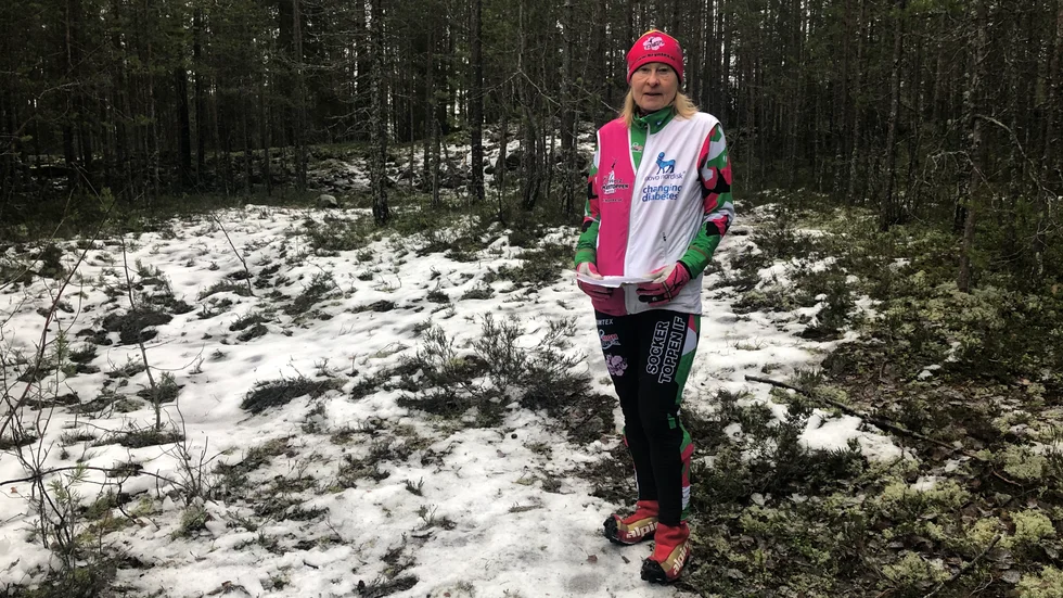 Här låg mannen, en bra bit från elljusspåret, han hade tagit en genväg men halkat och brutit benet. "Han hade ingen mobil och kunde inte larma själv", säger Angela som är glad att hon kunde hjälpa mannen.
