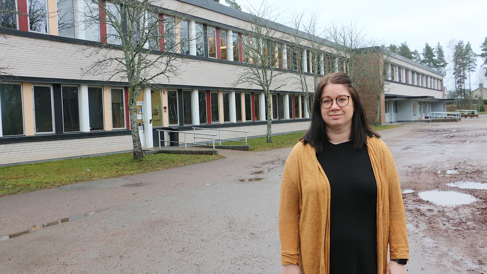 Anna Källåker, rektor på Albäcksskolan, skjuter på den ursprungliga planen med att släppa in fler elever på skolan, en vecka framåt. "Vi litar på experternas rekommendation", säger hon.