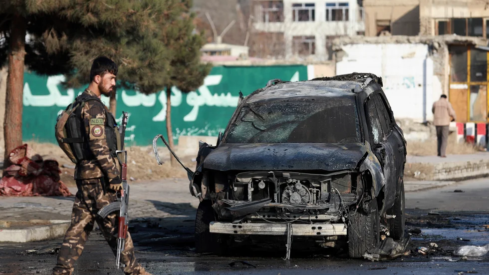 Det är oroligt på flera håll i Afghanistan. Flera granater sköts mot huvudstaden Kabul på lördagen, något som terrorrörelsen IS påstår sig lika bakom.