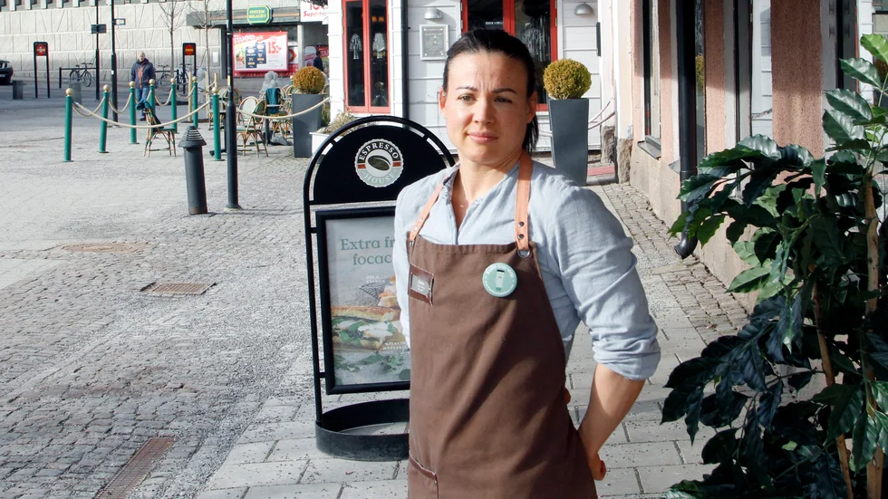 "Vi har tillstånd för uteservering från 1 mars till 14 oktober", konstaterar platschefen Sofia Enocsson Rito på Espresso house.