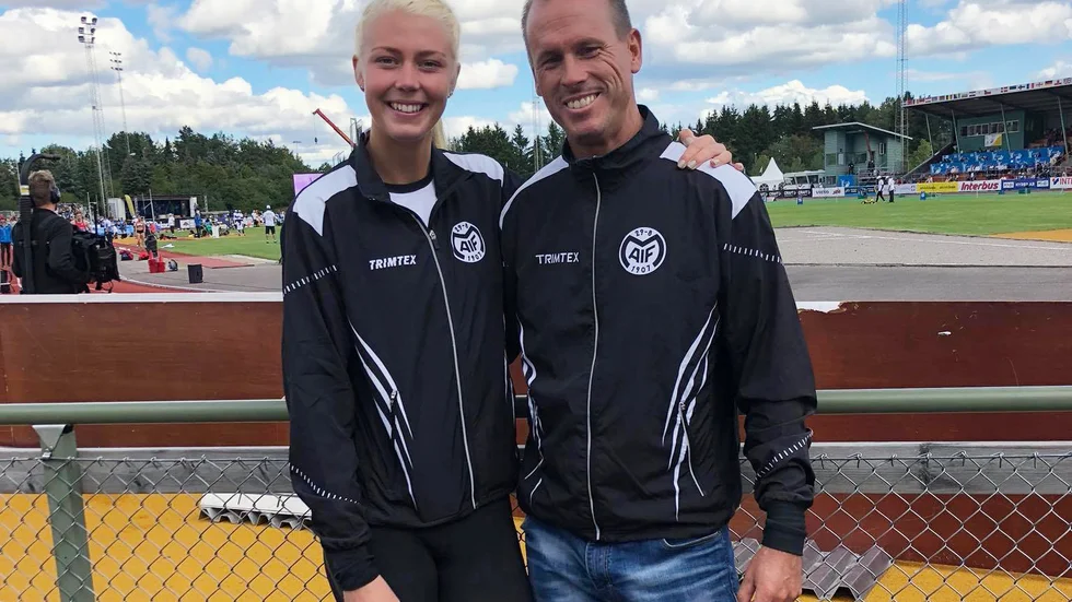 Ett silver under SM-tävlingarna i Eskilstuna blev avslutningen för Maja Nilsson i Motala AIF. Under de åtta åren i moderklubben var Stefan Wirebro hennes tränare.  Nu ska han med spänning och stolthet se henns hoppa i EM.