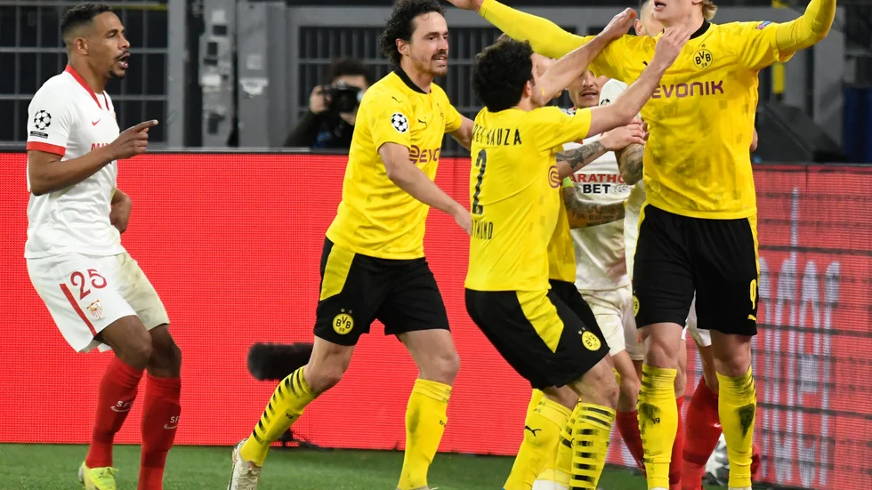 Erling Braut Haaland firar ett av sina två mål när Dortmund nådde kvartsfinal i Champions League.