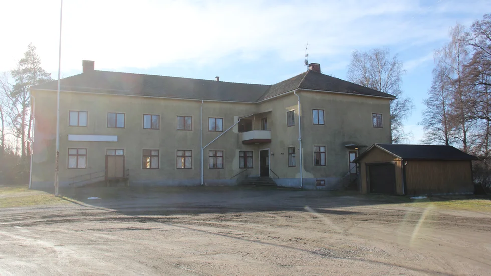 — Byggnaden är sliten och kräver en del kärlek och omsorg. Men för att ge den det måste vi kunna köpa den, säger Veronica Fontin, ordförande i Folkets hus-föreningen. 