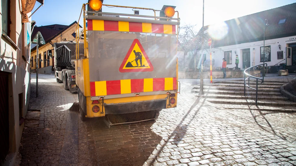 Gatsopning på S:t Hansgatan i Visby innerstad.