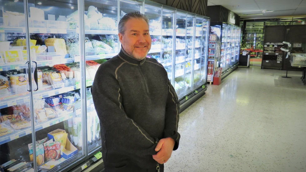 Erik Ohlström, handlare på Ica Torgkassen i Uppsala, välkomnar den nya lagen. "Det är bra om det kan hjälpa butikerna mot brott, vilket sker i princip varje dag."
