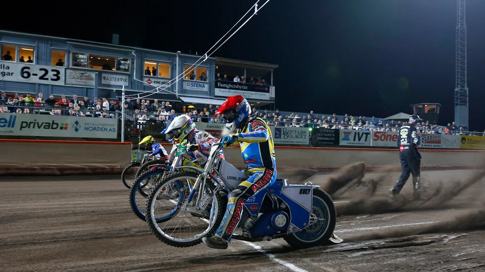 Västervik Speedway hade fler än 50 gäster i restaurangen i hemmapremiären och blev anmält av Polisen för detta. Bilden är tagen vid ett annat tillfälle.