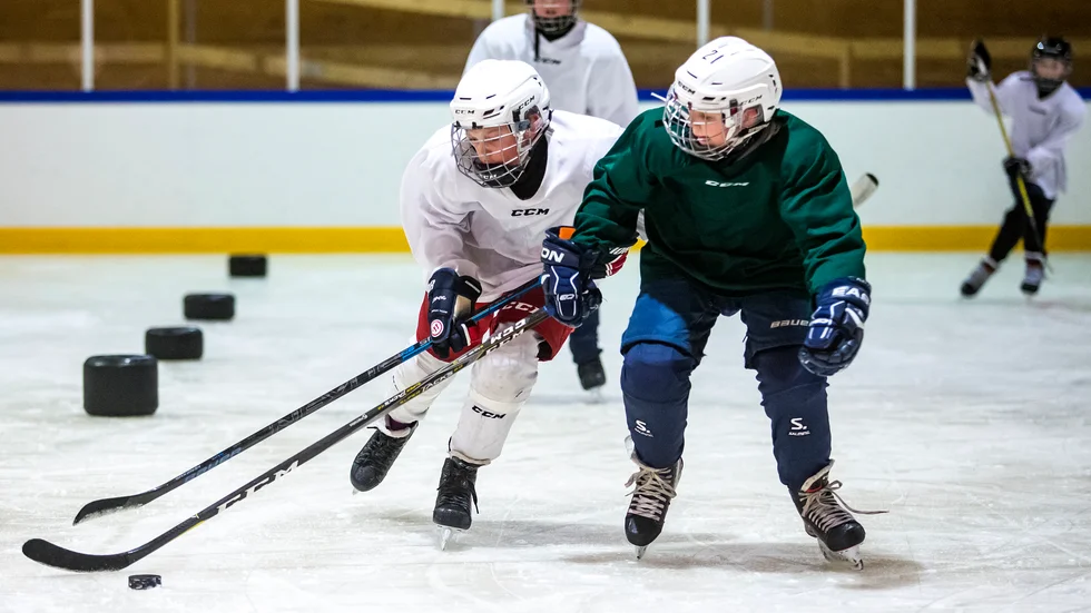"Hockeyn är alltså äldre i Vadstena än musiklinjen är. Musiklinjen fick möjligheten att bli ännu äldre i Vadstena, låt oss hjälpa även hockeyn att bli äldre." skriver Frida Edholm (K).