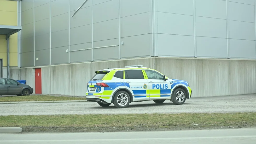 Polisen omhändertog en man som misstänks för stöldförsök och våldsamt motstånd.