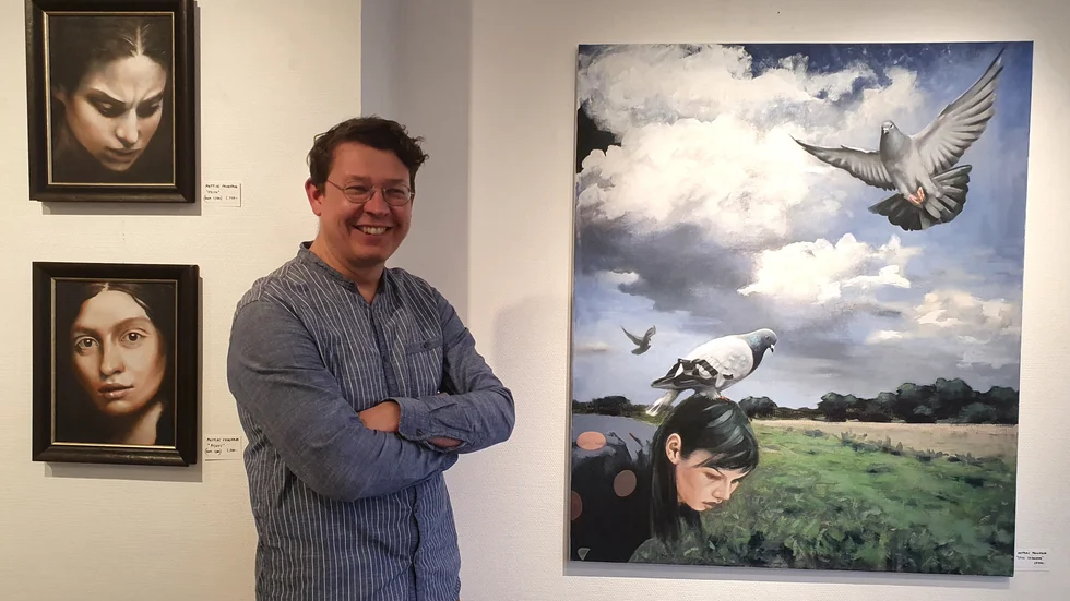 Mattias Frogemar ställer ut på Galleri R i Linköping. Människor, djur och landskap möts i en teatralisk känsla. 