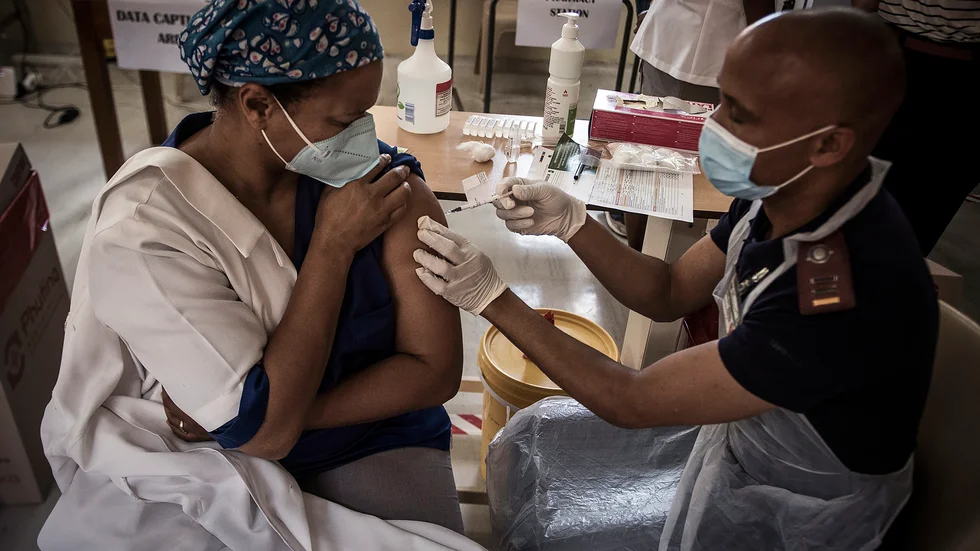 En vårdarbetare i Sydafrika får en spruta av Johnson & Johnsons covid-19 vaccin. Arkivbild.