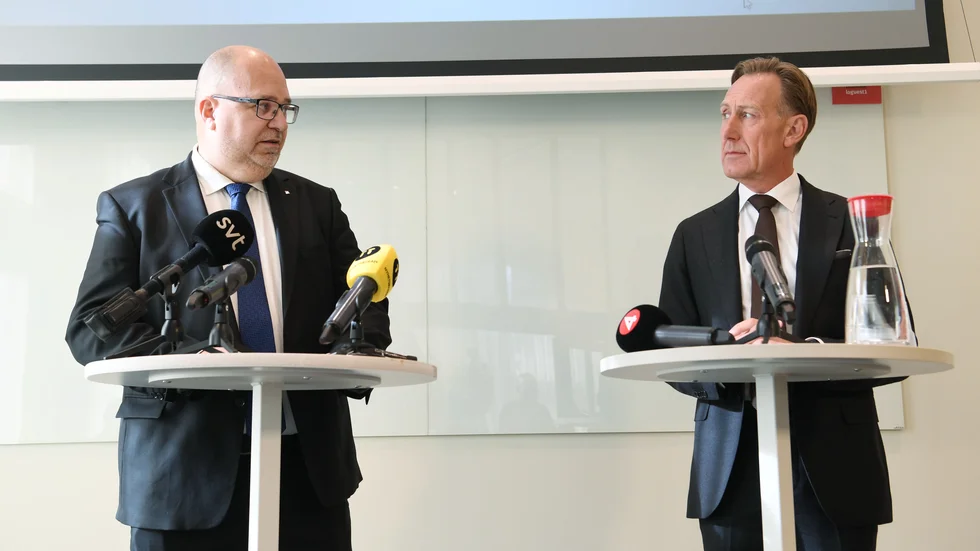 Enigheten om att skjuta på löneförhandlingarna var i mars total. Nu är det annat ljud i skällan. På bilden dåvarande LO-basen Karl-Petter Thorwaldsson och Svenskt Näringslivs vd Jan-Olof Jacke. Arkivbild.