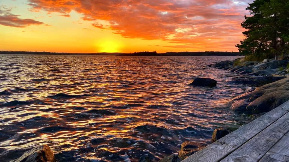 En sensommarkväll i skärgården.