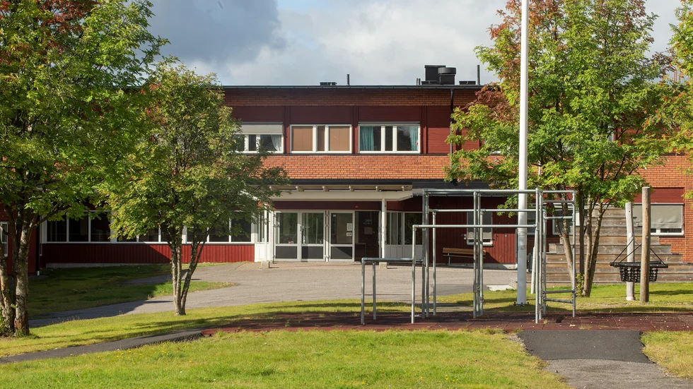 Cyklar, mopeder och någon epatraktor som parkerats vid Fridhemsskolan i Arvidsjaur har utsatts för skadegörelse.