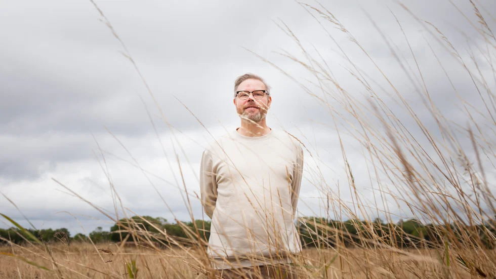 Sörmlänningen Andreas Dahlbäck har blivit lantis sedan han flyttat till Gotland för snart två år sedan. Sommaren har inneburit noll turnerande med Ulf Lundell, däremot har han producerat och färdigställt artistens nya skiva.
