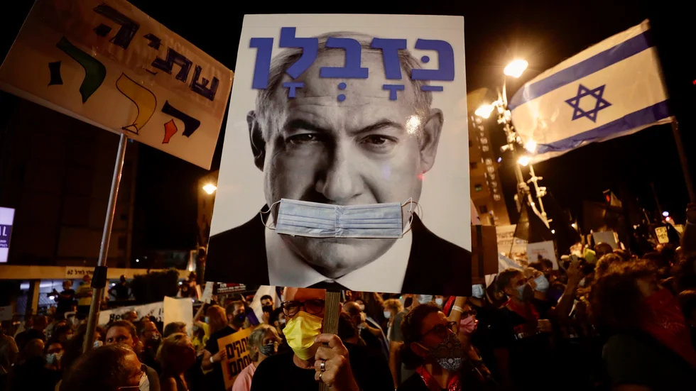 Israeler protesterar på lördagen mot hur premiärminister Benjamin Netanyahu har hanterat viruskrisen. På söndagen kom beskedet att landet stängs ned i tre veckor.