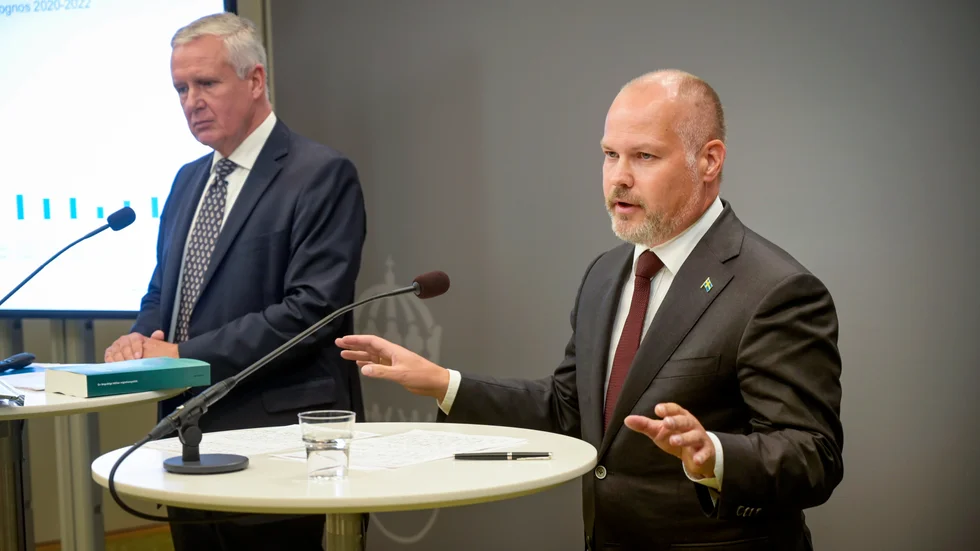 Justitie- och migrationsminister Morgan Johansson (S) tog i går emot förslaget till ny invandringspolitik från den opolitiska kommittéordföranden Thomas Rolén.