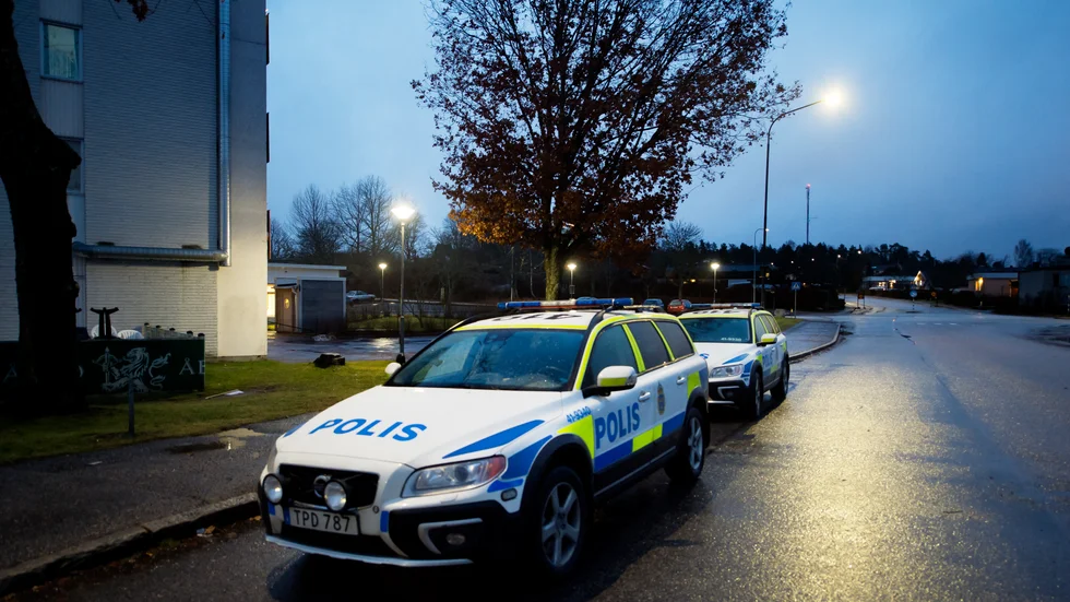 Polis larmades till platsen i Brandkärr efter knivskärningen. Bilden är tagen vid ett annat tillfälle.